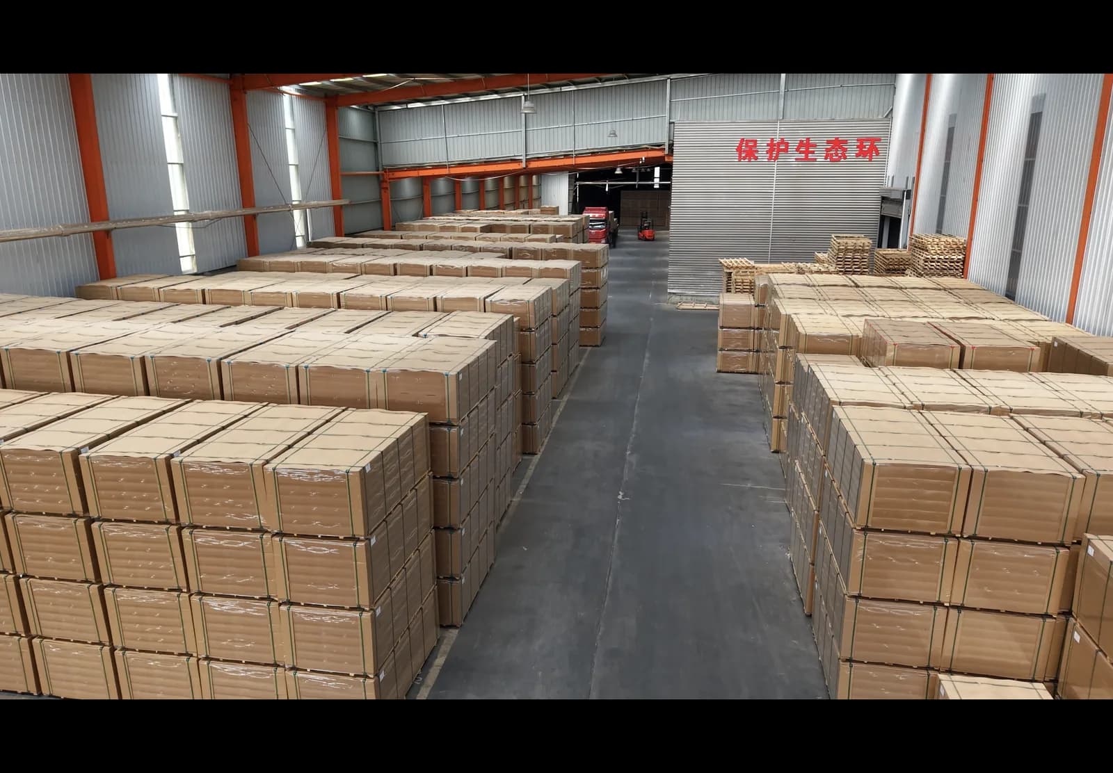 MDF factory packaging and protected board bundles in the Xinyao Wood warehouse